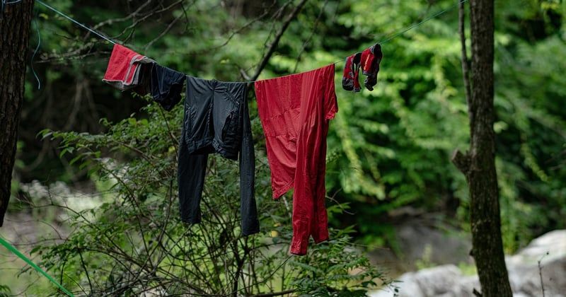 Camping sous la pluie : 15 astuces pour transformer un mauvais temps en bonne aventure